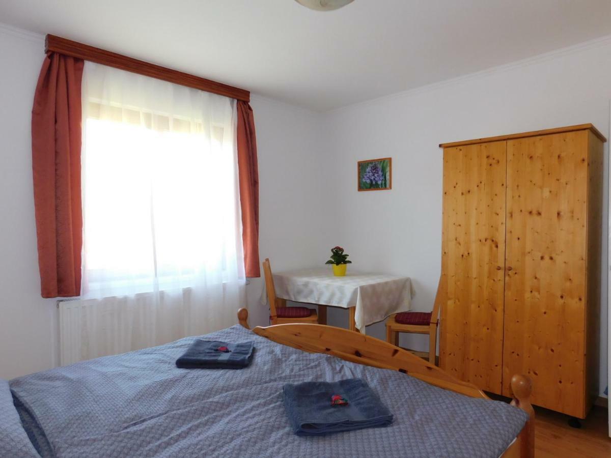 8888 Apartmanhaz Lispeszentadorjan Bagian luar foto